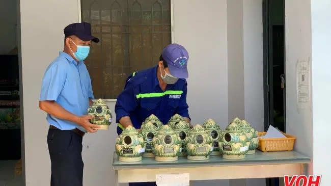 Lãnh đạo TPHCM thăm hỏi, động viên nhân viên Trung tâm hỏa táng Bình Hưng Hòa