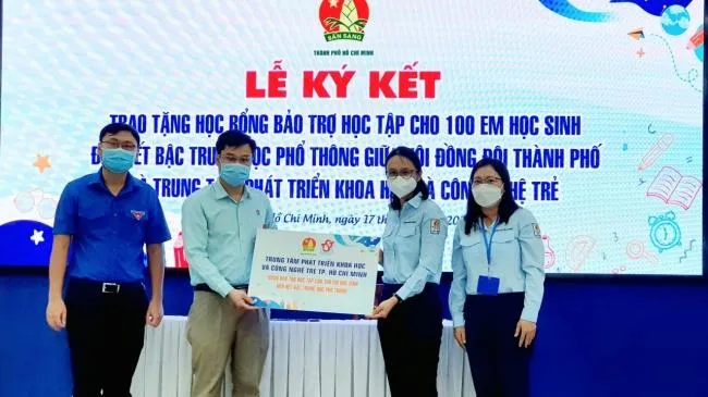 Bảo trợ học tập cho 100 học sinh khó khăn đến hết bậc trung học phổ thông