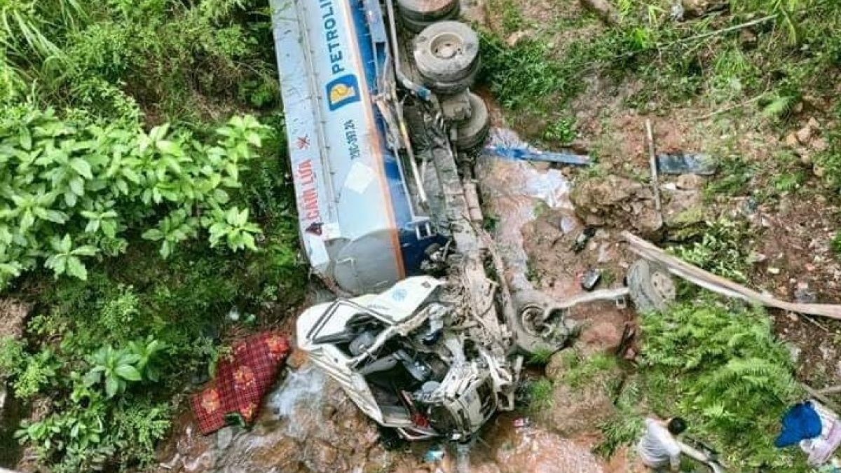 Tin tức tai nạn giao thông hôm nay 17/8/2021: Xe chở xăng dầu lao xuống suối, 1 người bị thương nặng