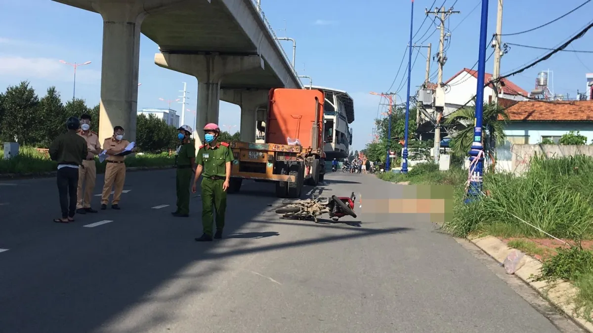 Tin tức tai nạn giao thông hôm nay 18/8/2021: Xe container va chạm xe máy, một phụ nữ tử vong