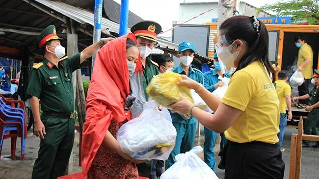 Bộ Thông tin và Truyền thông tặng hơn 530.000 phần quà cho người khó khăn do dịch ở TPHCM