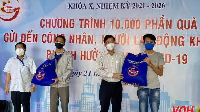 Hội đồng nhân dân TPHCM tặng 300 phần quà cho công nhân lao động khó khăn tại quận Bình Thạnh