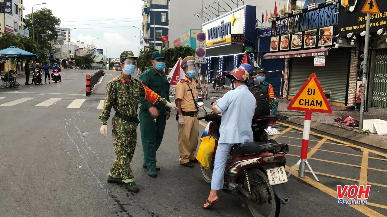 Ngày đầu tiên TPHCM siết chặt giãn cách xã hội: người dân chấp hành nghiêm