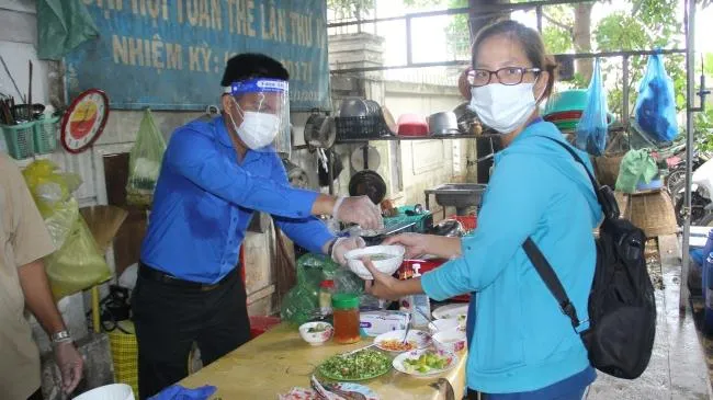 Đoàn viên trao tặng nhiều phần quà, suất ăn đến lực lượng phòng chống dịch Covid-19