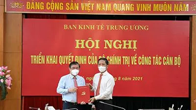 Trao quyết định ông Nguyễn Thành Phong làm Phó trưởng Ban Kinh tế Trung ương