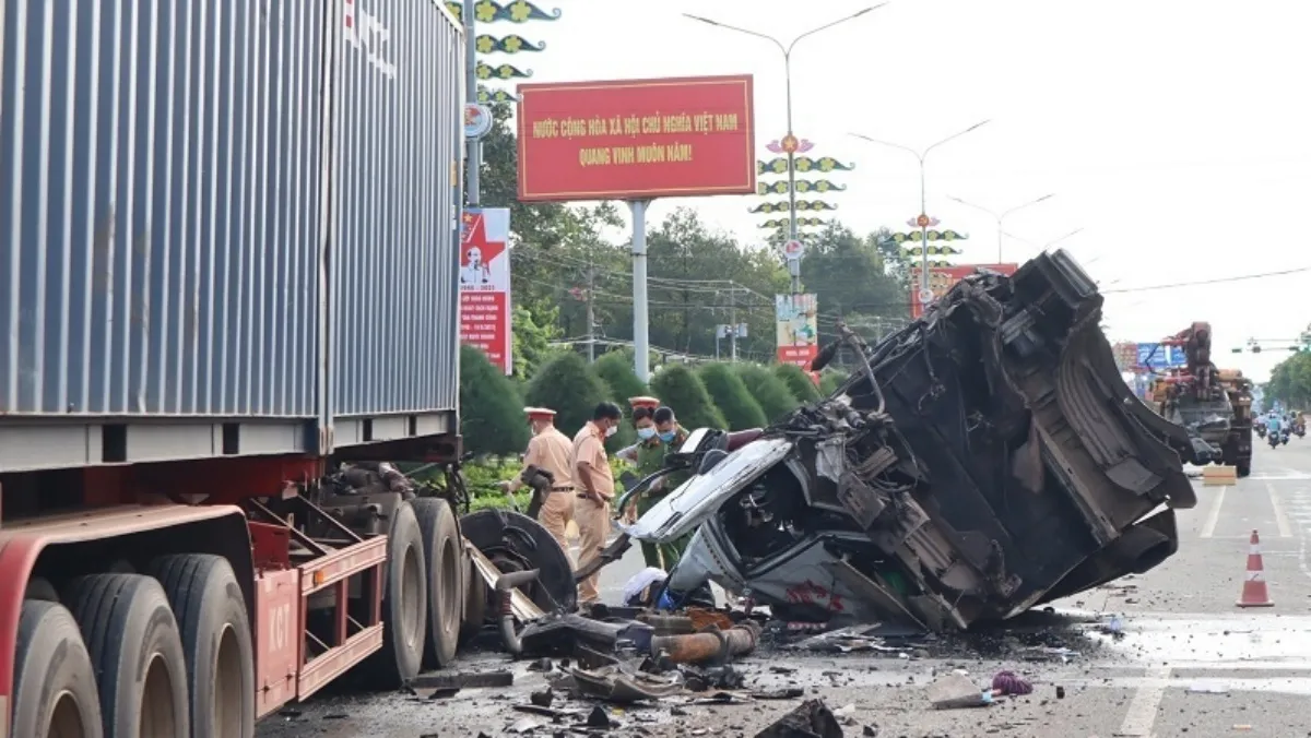 Tin tức tai nạn giao thông hôm nay 26/8: Xe container đâm vào đuôi xe bồn