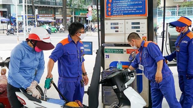 Giá xăng, dầu giảm từ 400-600 đồng/lít từ 15g ngày 26/8