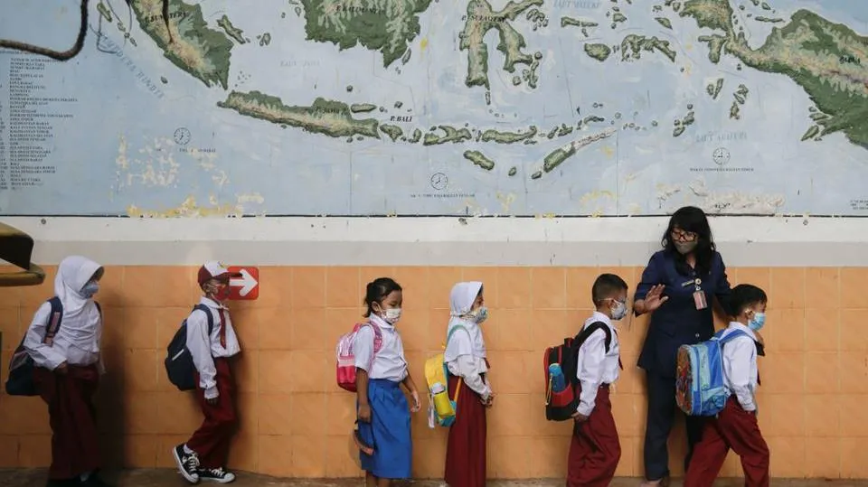 Indonesia thận trọng mở cửa lại trường học