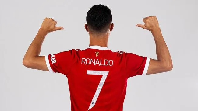 Cristiano Ronaldo chính thức mặc lại áo số 7 tại MU -  Sốt vé trận gặp Newcastle