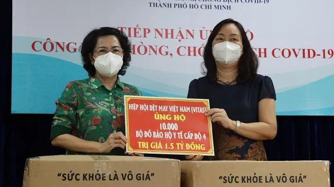 Tiếp nhận thêm hơn 3 tỷ đồng hỗ trợ phòng, chống dịch | 10.000 túi an sinh đến 22 quận, huyện