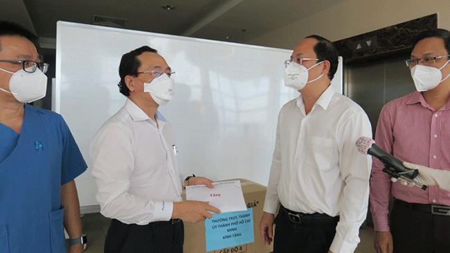 Tiếp thêm động lực cho đội ngũ y, bác sĩ tuyến đầu chống dịch