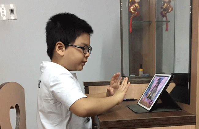 Học sinh tiểu học háo hức gặp thầy cô, bạn bè trực tuyến