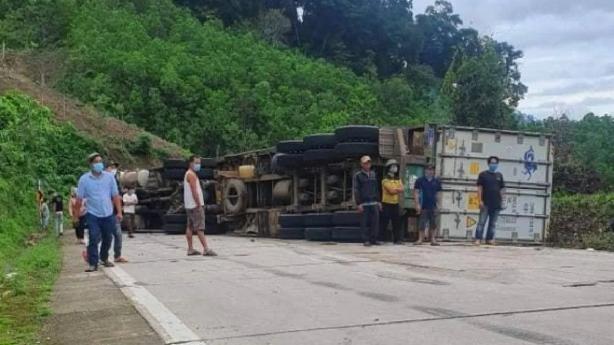 Tin tức tai nạn giao thông hôm nay 8/9/2021: Xe đầu kéo lật ngang đường, đèo Lò Xo kẹt cứng