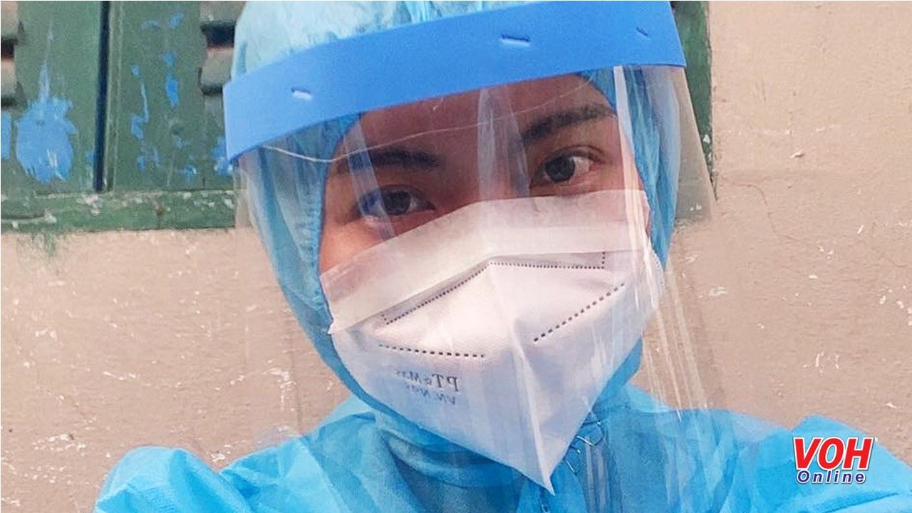Cô giáo trẻ vừa hỗ trợ chống dịch vừa tranh thủ soạn bài lên lớp