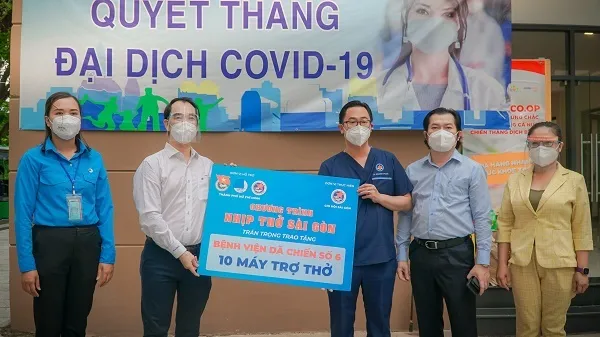 Trao tặng 50 máy trợ thở đến các bệnh viện dã chiến tại TPHCM