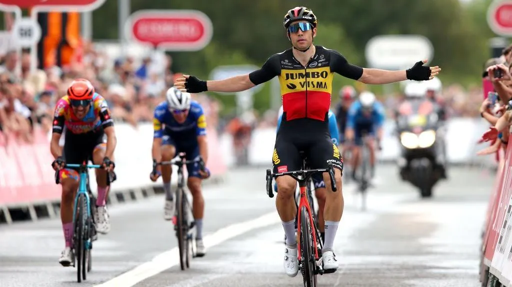 Tour of Britain 2021: Wout Van Aert chưa đòi lại được áo xanh dương dù về nhất chặng 6