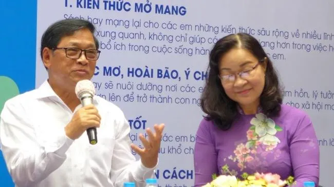 Tặng sách giáo khoa cho các em học sinh có hoàn cảnh khó khăn tại TPHCM