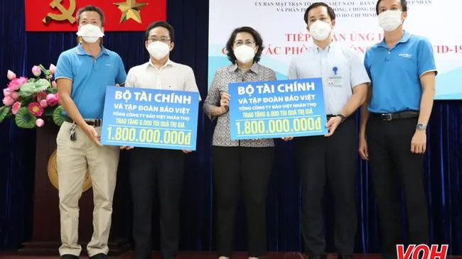 Bộ Tài chính và Tập đoàn Bảo Việt ủng hộ 6.000 túi quà an sinh cho TPHCM