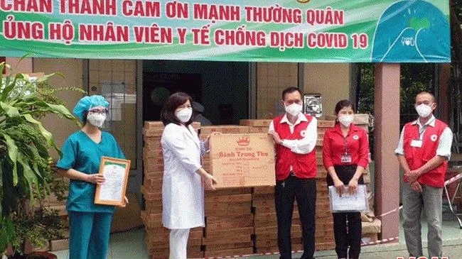 Những phần quà Trung thu nghĩa tình trao đến với lực lượng phòng chống dịch và trẻ em