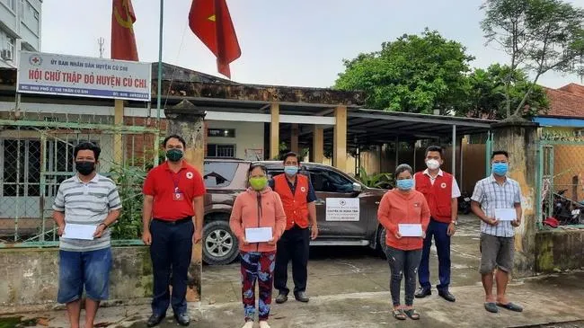Hội Chữ Thập thành phố Hồ Chí Minh trao hỗ trợ người lao động ngoại tỉnh khó khăn tạm trú tại TP