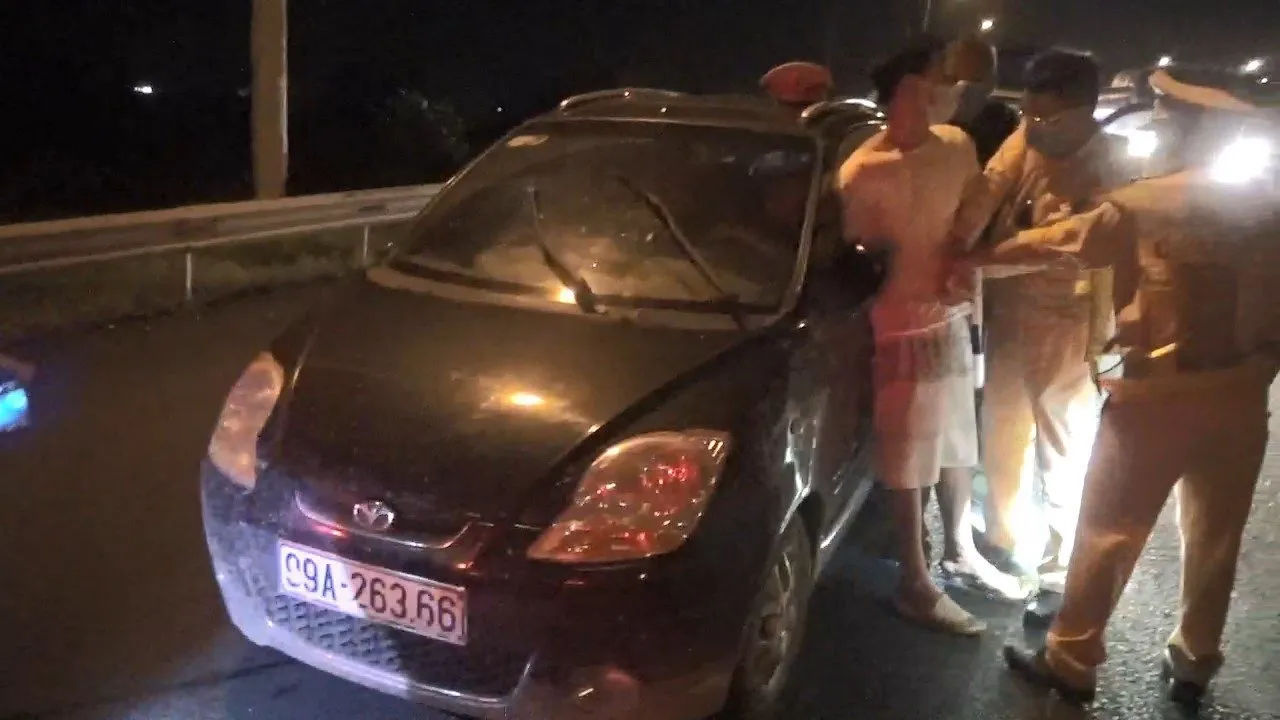 Bắt giữ đối tượng manh động, nguy hiểm lái xe bỏ chạy trên cao tốc