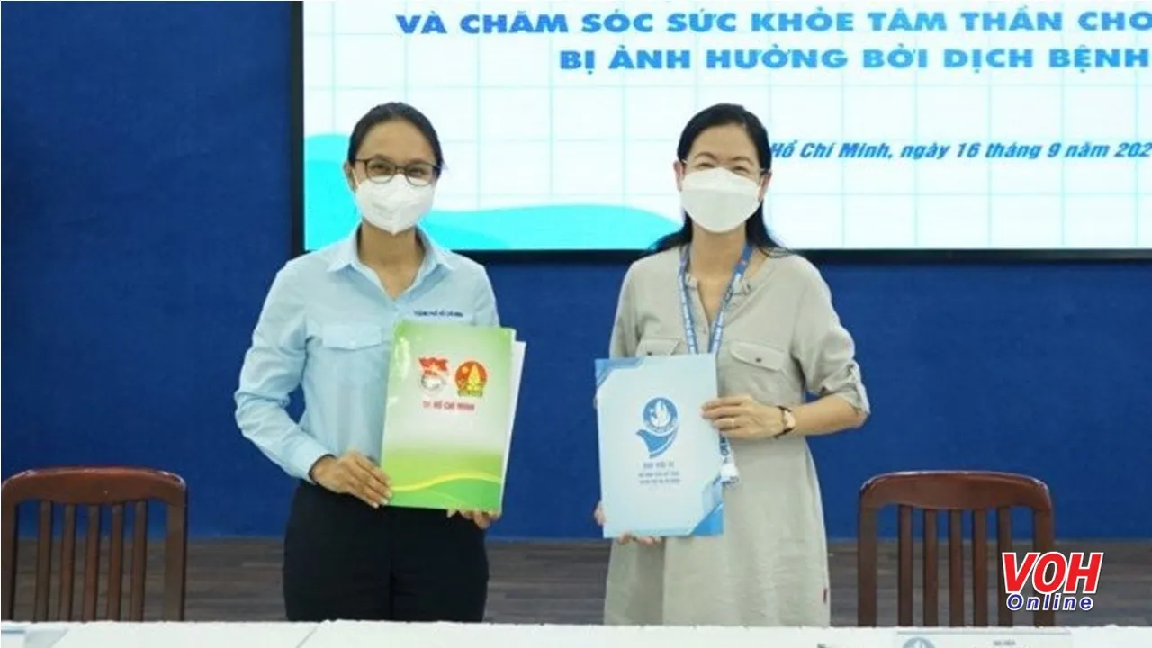 Gia sư áo xanh đồng hành cùng trẻ em mùa dịch