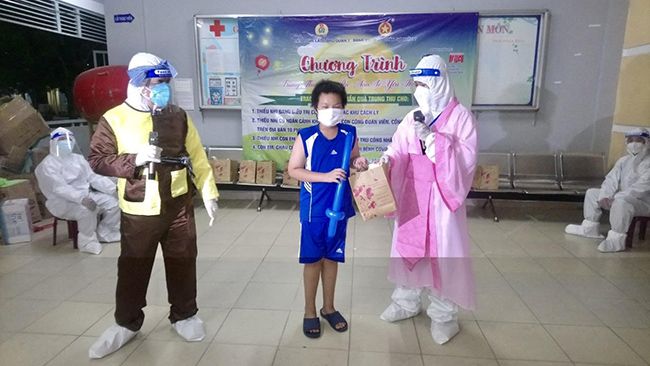 Trung thu ấm áp - San sẻ yêu thương tại khu cách ly ở Quận 7