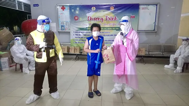 Trung thu ấm áp - San sẻ yêu thương tại khu cách ly ở Quận 7