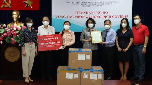 TPHCM tiếp nhận 2 triệu bộ kit test Covid-19 từ Techcombank