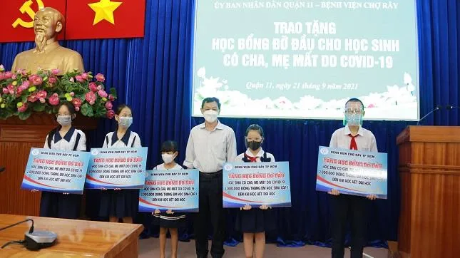 Bệnh viện Chợ Rẫy trao 8 suất “Học bổng đỡ đầu” cho học sinh