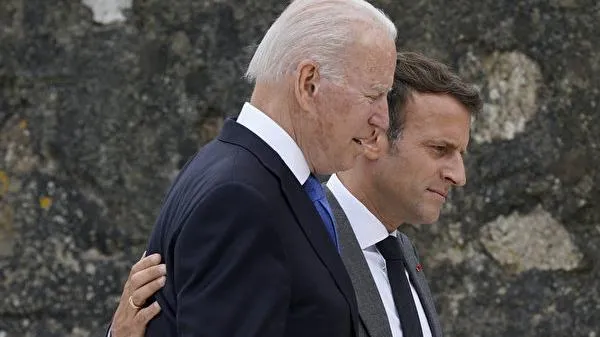 Tổng thống Mỹ Joe Biden và Tổng thống Pháp Emmanuel Macron điện đàm