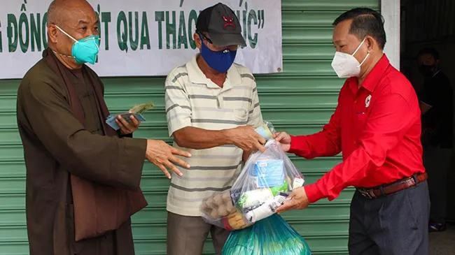 Trao tặng 550 “Túi an sinh” cho người lao động nghèo, khó khăn trên địa bàn Bình Chánh