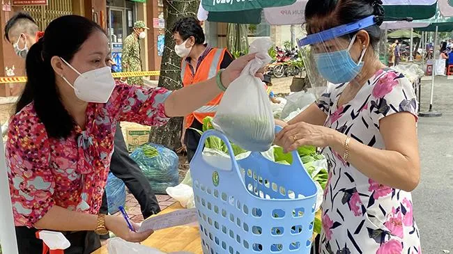 Phiên chợ lưu động phục vụ người dân vùng xanh tại quận 5