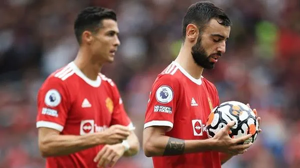 Bruno Fernandes sẽ bị tước quyền đá penalty - Juan Mata lên tiếng về tương lai