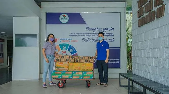 Nestle hỗ trợ hơn 8.000 phần quà đến tình nguyện viên tham gia chống dịch