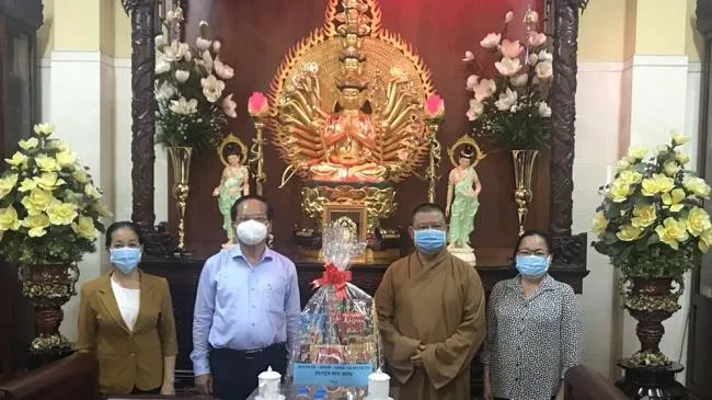 Huyện ủy Hóc Môn thăm, động viên chức sắc đại diện các tổ chức tôn giáo
