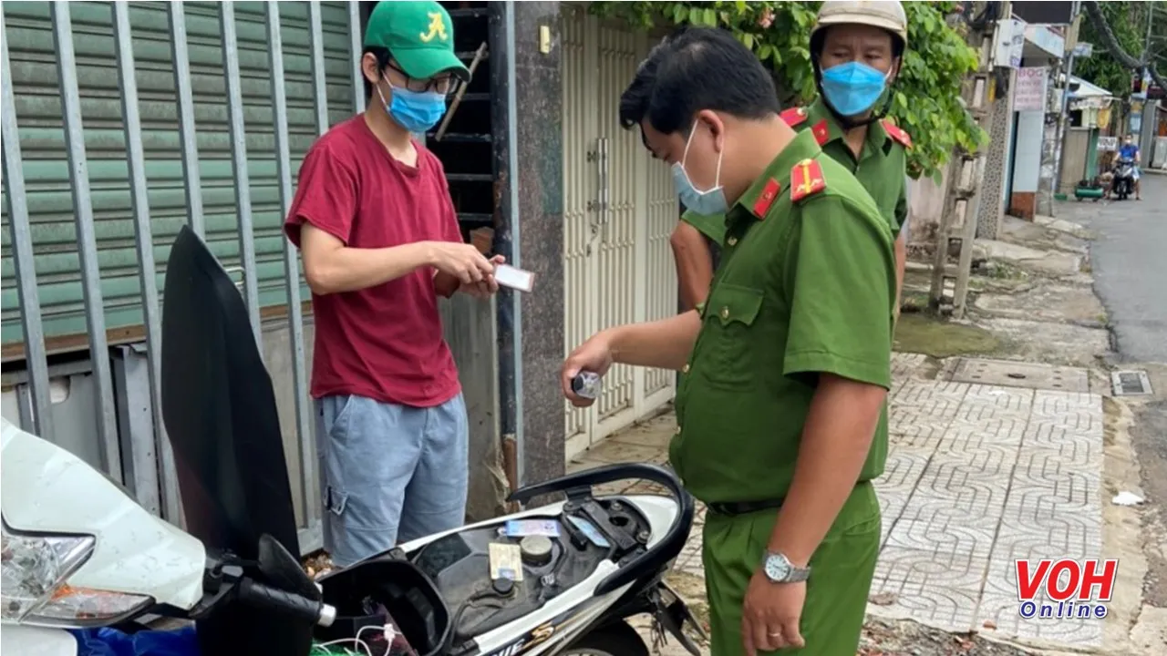 TPHCM: Ngày cuối giãn cách xã hội, bắt giữ đối tượng sử dụng trái phép chất ma túy trên đường