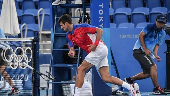 Tin tennis: Novak Djokovic lại bị chê trách vụ đập vợt ở Olympic