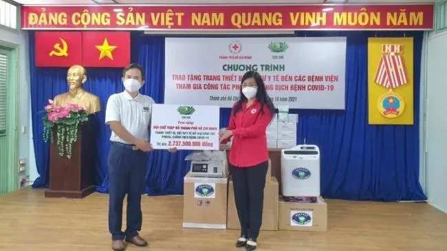 Trao tặng trang thiết bị, vật tư y tế giá trị hơn 2,7 tỷ đồng đến các bệnh viện điều trị Covid-19