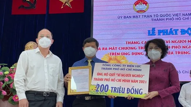 Tổng công ty Điện lực TP ủng hộ 200 triệu đồng Quỹ “Vì người nghèo” của TPHCM