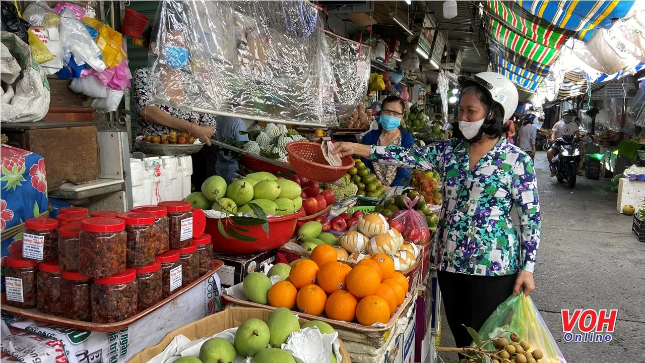 Chợ truyền thống chưa hút khách trở lại, tiểu thương bán cầm chừng