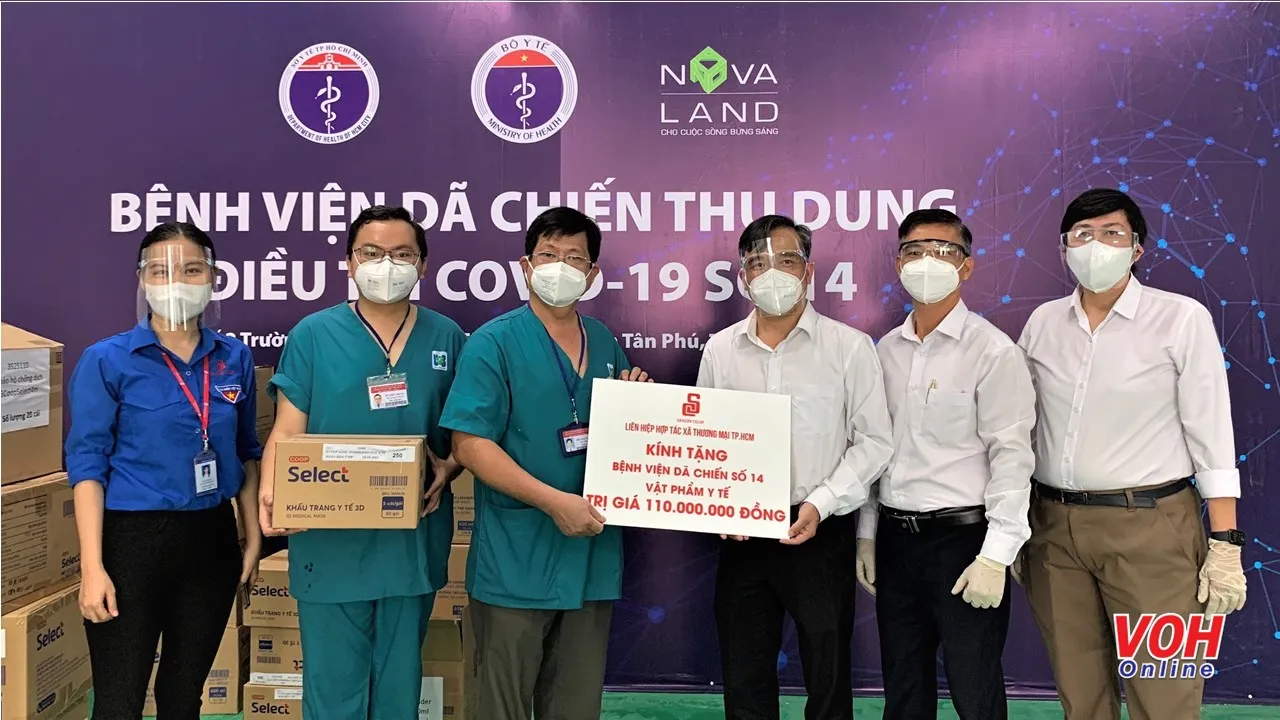 Saigon Co.op trao tặng vật phẩm y tế cho tuyến đầu chống dịch