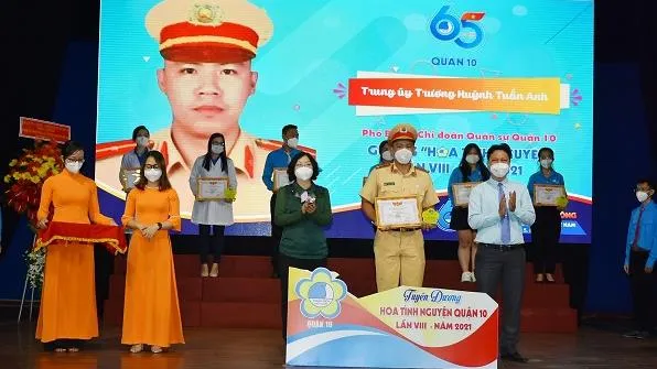 Tuyên dương 30 gương Hoa tình nguyện quận 10