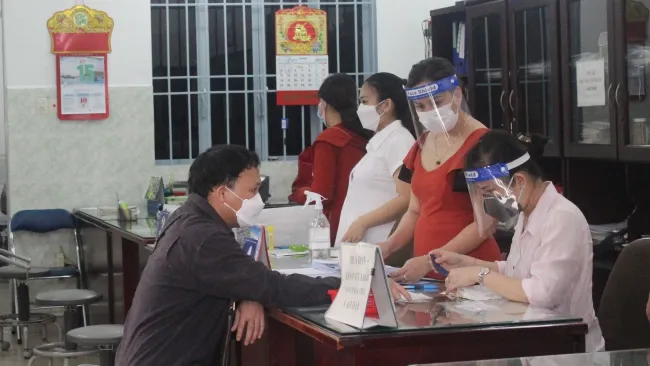 Người dân tranh thủ đi đổi giấy phép lái xe