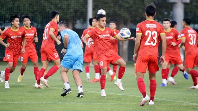HLV Park Hang Seo quan sát kỹ buổi tập của U23 Việt Nam