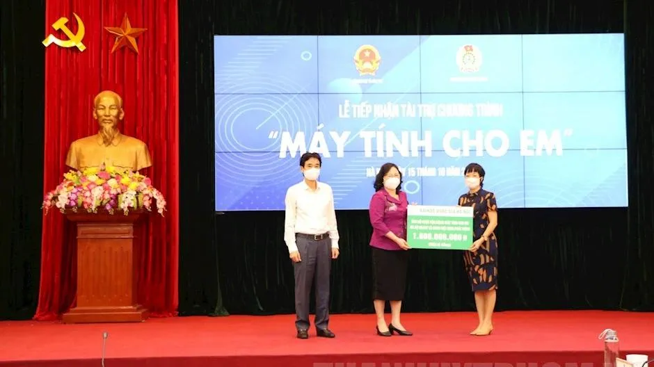 Bộ Giáo dục và Đào tạo tiếp nhận tài trợ chương trình “Máy tính cho em”