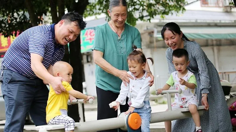 Trung Quốc soạn thảo luật “trừng phạt” cha mẹ vì hành vi xấu của con cái