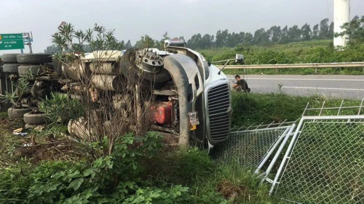 Tin tức tai nạn giao thông hôm nay 21/10/2021: Container lật trên cao tốc Hà Nội - Bắc Giang