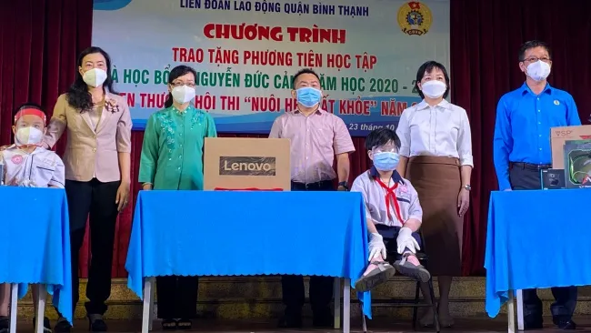 Trao tặng phương tiện học tập cho học sinh khó khăn, mồ côi do Covid-19