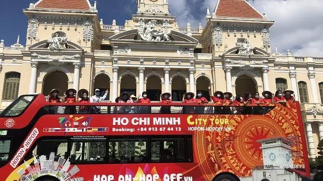 Tour du lịch bằng xe buýt hai tầng tri ân Phụ nữ Thành phố vì tuyến đầu chống dịch